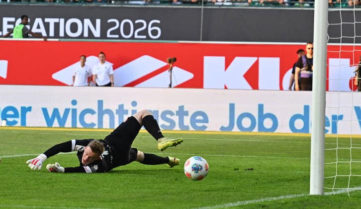 26.05.2026 - Fussball - Saison 2025 2026 - Relegation 2. Fussball Bundesliga - Hinspiel: SpVgg Greuther Fürth ( Kleeblatt ) - Rot Weiss Essen RWE - Sportfoto Zink - xwoxzix - DFL regulations prohibit any use of photographs as image sequences and or quasi-video - only for editorial use - Jakob Golz (1, Rot-Weiss Essen ) Chance Torchance
