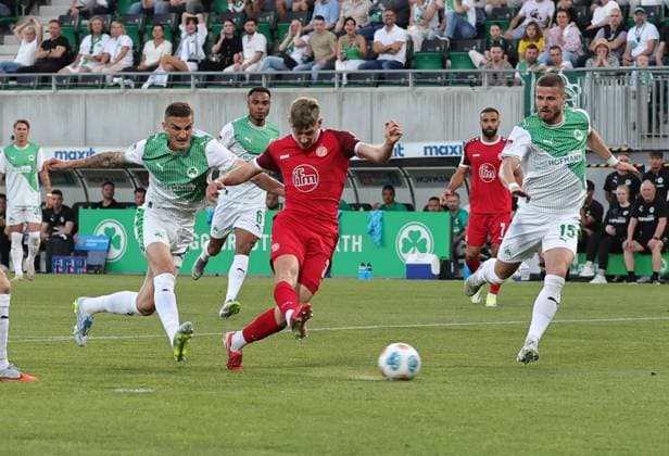 26.05.2026 - Fussball - Saison 2025 2026 - Relegation 2. Fussball Bundesliga - Rückspiel: SpVgg Greuther Fürth ( Kleeblatt ) - Rot Weiss Essen RWE - Sportfoto Zink DaMa - xdaxmax - DFL regulations prohibit any use of photographs as image sequences and or quasi-video - only for editorial use - Gianluca Swajkowski (39, Rot-Weiss Essen ) mit Torschuss
