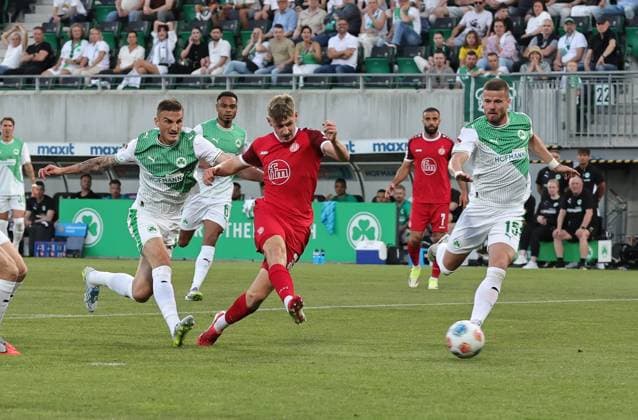 26.05.2026 - Fussball - Saison 2025 2026 - Relegation 2. Fussball Bundesliga - Rückspiel: SpVgg Greuther Fürth ( Kleeblatt ) - Rot Weiss Essen RWE - Sportfoto Zink DaMa - xdaxmax - DFL regulations prohibit any use of photographs as image sequences and or quasi-video - only for editorial use - Gianluca Swajkowski (39, Rot-Weiss Essen ) mit Torschuss
