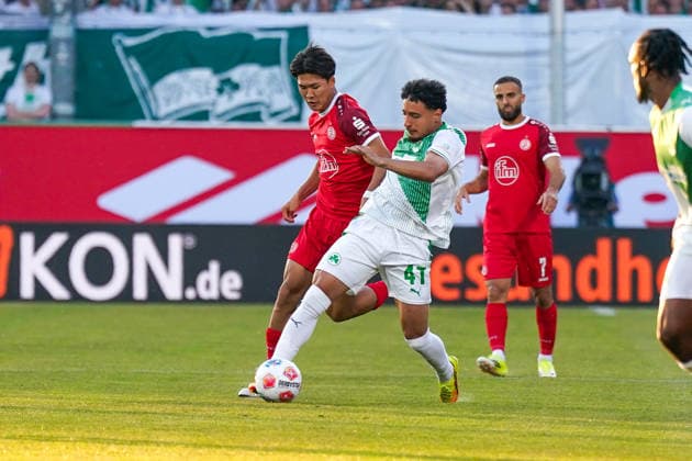 Deutschland: Fussball 2. Bundesliga Relegation 2025 - 2026 - SpVgg Greuther-Fürth vs Rot-Weiss Essen - Sportpark Ronhof I Thomas Sommer (Fürth): Sayf Ltaief (SpVgg Greuther Fürth, 47) Kaito Mizuta (Rot-Weiss Essen, 24) im Zweikampf *** Germany Soccer 2 Bundesliga Relegation 2025 2026 SpVgg Greuther Fürth vs Rot Weiss Essen Sportpark Ronhof I Thomas Sommer Fürth Sayf Ltaief SpVgg Greuther Fürth, 47 Kaito Mizuta Rot Weiss Essen, 24 in a duel Copyright: xJOERANxSTEINSIEKx