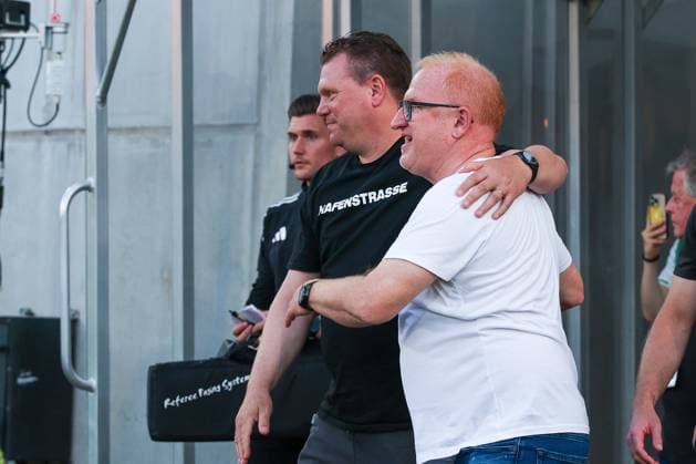 Cheftrainer Uwe Koschinat (Rot-Weiss Essen) und Cheftrainer Heiko Vogel (Spvgg Greuther Fuerth) begruessn sich herzlich vor dem Spiel, SpVgg Greuther Fuerth vs. Rot-Weiss Essen, Fussball, Maenner, Relegation, 2. Bundesliga, DFL, Saison 2025 2026, Rueckspiel, 26.05.2026 DFB regulations prohibit any use of photographs as image sequences and or quasi-video Fuerth Bayern Deutschland