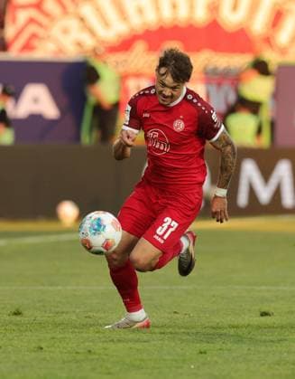 26.05.2026 - Fussball - Saison 2025 2026 - Relegation 2. Fussball Bundesliga - Rückspiel: SpVgg Greuther Fürth ( Kleeblatt ) - Rot Weiss Essen RWE - Sportfoto Zink DaMa - xdaxmax - DFL regulations prohibit any use of photographs as image sequences and or quasi-video - only for editorial use - Jannik Hofmann (37, Rot-Weiss Essen ) - Freisteller Einzelbild