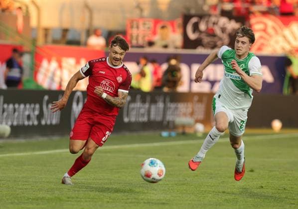 26.05.2026 - Fussball - Saison 2025 2026 - Relegation 2. Fussball Bundesliga - Rückspiel: SpVgg Greuther Fürth ( Kleeblatt ) - Rot Weiss Essen RWE - Sportfoto Zink DaMa - xdaxmax - DFL regulations prohibit any use of photographs as image sequences and or quasi-video - only for editorial use - Jannik Hofmann (37, Rot-Weiss Essen ) Gian Luca Gian-Luca Itter (27, SpVgg Greuther Fürth )