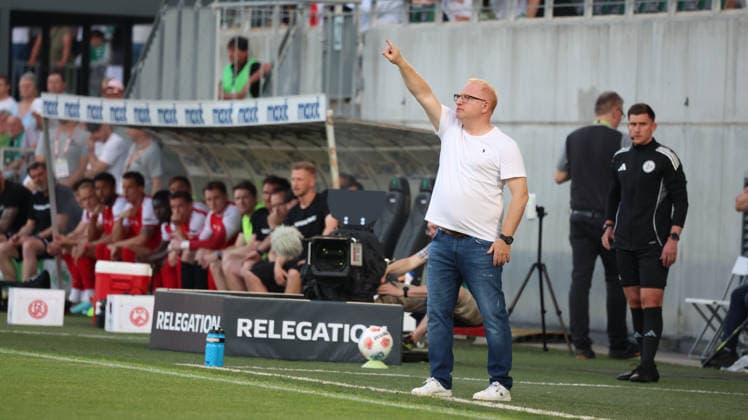 26.05.2026, xrekx, Fussball 2.Bundesliga Relegation, SpVgg Greuther Fuerth - Rot-Weiss Essen v.l. Heiko Vogel Trainer (SpVgg Greuther Fuerth) gibt Anweisungen, gestikuliert, mit den Armen gestikulieren gives instructions, gesticulate (DFL DFB REGULATIONS PROHIBIT ANY USE OF PHOTOGRAPHS as IMAGE SEQUENCES and or QUASI-VIDEO) Fuerth