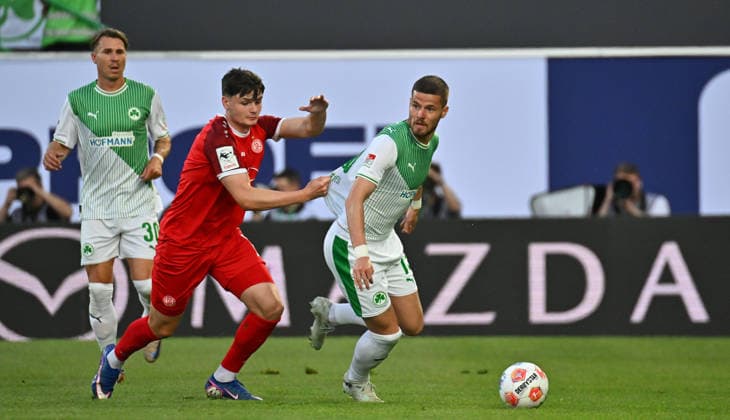 26.05.2026 - Fussball - Saison 2025 2026 - Relegation 2. Fussball Bundesliga - Rückspiel: SpVgg Greuther Fürth ( Kleeblatt ) - Rot Weiss Essen RWE - Sportfoto Zink MeZi - xmexzix - DFL regulations prohibit any use of photographs as image sequences and or quasi-video - only for editorial use - Jaka Cuber Potocnik (9, Rot-Weiss Essen ) Jan Elvedi (15, SpVgg Greuther Fürth, rechts )