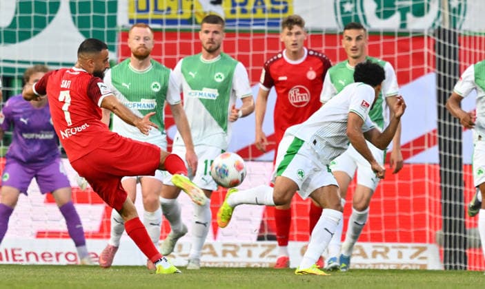 26.05.2026 - Fussball - Saison 2025 2026 - Relegation 2. Fussball Bundesliga - Hinspiel: SpVgg Greuther Fürth ( Kleeblatt ) - Rot Weiss Essen RWE - Sportfoto Zink - xwoxzix - DFL regulations prohibit any use of photographs as image sequences and or quasi-video - only for editorial use - Ramien Safi (7, Rot-Weiss Essen ) Sayfallah Ltaief (47, SpVgg Greuther Fürth )