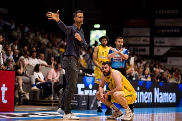 Barmer 2. Basketball Bundesliga ProA Playoffs Halbfinale Spiel 3, Phoenix Hagen - Eisbären Bremerhaven; 26.05.2026 Chris Harris (Head Coach Phoenix Hagen) gestikuliert, Tim Uhlemann (Phoenix Hagen, 21) in der Hocke nach Foul BARMER 2. Basketball Bundesliga ProA Playoffs Halbfinale Spiel 3, Phoenix Hagen - Eisbären Bremerhaven; Hagen, Ischelandhalle am 26.05.2026 Copyright: xBEAUTIFULxSPORTS Wunderlx