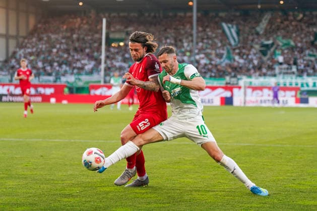 Deutschland: Fussball 2. Bundesliga Relegation 2025 - 2026 - SpVgg Greuther-Fürth vs Rot-Weiss Essen - Sportpark Ronhof I Thomas Sommer (Fürth): Branimir Hrgota (SpVgg Greuther Fürth, 10) JosÃ -Enrique Rios-Alonso Jose-Enrique Rios-Alonso (Rot-Weiss Essen, 23) im Zweikampf Copyright: xJOERANxSTEINSIEKx