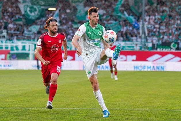 Deutschland: Fussball 2. Bundesliga Relegation 2025 - 2026 - SpVgg Greuther-Fürth vs Rot-Weiss Essen - Sportpark Ronhof I Thomas Sommer (Fürth): Branimir Hrgota (SpVgg Greuther Fürth, 10) JosÃ -Enrique Rios-Alonso Jose-Enrique Rios-Alonso (Rot-Weiss Essen, 23) im Zweikampf Copyright: xJOERANxSTEINSIEKx