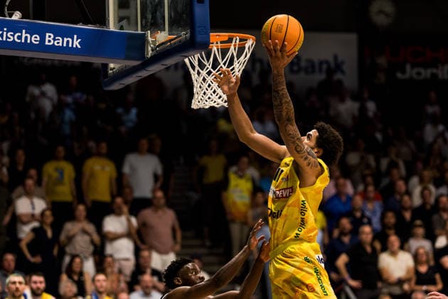 Barmer 2. Basketball Bundesliga ProA Playoffs Halbfinale Spiel 3, Phoenix Hagen - Eisbären Bremerhaven; 26.05.2026 Marvin Omuvwie (Phoenix Hagen, 11) im Wurf, Elijah Jahi Miller (Eisbären Bremerhaven, 0) BARMER 2. Basketball Bundesliga ProA Playoffs Halbfinale Spiel 3, Phoenix Hagen - Eisbären Bremerhaven; Hagen, Ischelandhalle am 26.05.2026 Copyright: xBEAUTIFULxSPORTS Wunderlx