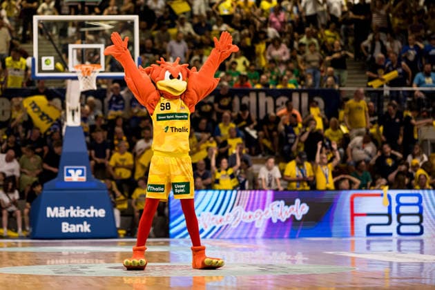 Barmer 2. Basketball Bundesliga ProA Playoffs Halbfinale Spiel 3, Phoenix Hagen - Eisbären Bremerhaven; 26.05.2026 Phoenix Hagen Maskottchen Felix Feuervogel BARMER 2. Basketball Bundesliga ProA Playoffs Halbfinale Spiel 3, Phoenix Hagen - Eisbären Bremerhaven; Hagen, Ischelandhalle am 26.05.2026 Copyright: xBEAUTIFULxSPORTS Wunderlx