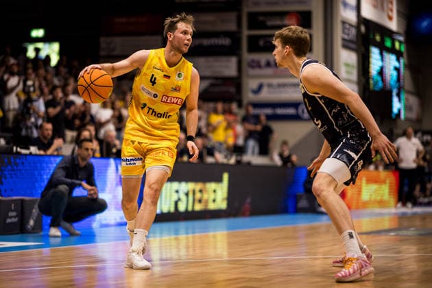 Barmer 2. Basketball Bundesliga ProA Playoffs Halbfinale Spiel 3, Phoenix Hagen - Eisbären Bremerhaven; 26.05.2026 Bjarne Kraushaar (Phoenix Hagen, 4) am Ball, Raphael Falkenthal (Eisbären Bremerhaven, 2) BARMER 2. Basketball Bundesliga ProA Playoffs Halbfinale Spiel 3, Phoenix Hagen - Eisbären Bremerhaven; Hagen, Ischelandhalle am 26.05.2026 Copyright: xBEAUTIFULxSPORTS Wunderlx