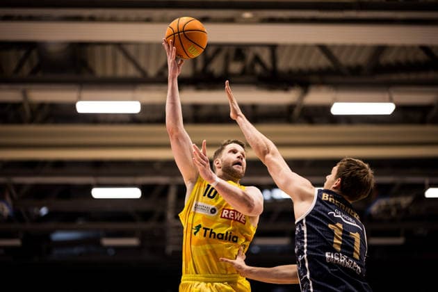 Barmer 2. Basketball Bundesliga ProA Playoffs Halbfinale Spiel 3, Phoenix Hagen - Eisbären Bremerhaven; 26.05.2026 Fabian Bleck (Phoenix Hagen, 10) am Ball, Lorenz Brenneke (Eisbären Bremerhaven, 11) BARMER 2. Basketball Bundesliga ProA Playoffs Halbfinale Spiel 3, Phoenix Hagen - Eisbären Bremerhaven; Hagen, Ischelandhalle am 26.05.2026 Copyright: xBEAUTIFULxSPORTS Wunderlx