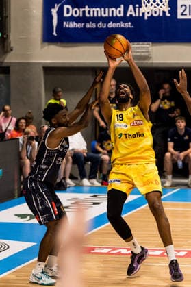 Barmer 2. Basketball Bundesliga ProA Playoffs Halbfinale Spiel 3, Phoenix Hagen - Eisbären Bremerhaven; 26.05.2026 Lucas N Guessan (Phoenix Hagen, 19) im Wurf, wird gefoult von Elijah Jahi Miller (Eisbären Bremerhaven, 0) BARMER 2. Basketball Bundesliga ProA Playoffs Halbfinale Spiel 3, Phoenix Hagen - Eisbären Bremerhaven; Hagen, Ischelandhalle am 26.05.2026 Copyright: xBEAUTIFULxSPORTS Wunderlx