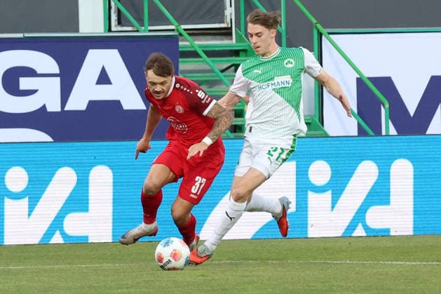 26.05.2026, xrekx, Fussball 2.Bundesliga Relegation, SpVgg Greuther Fuerth - Rot-Weiss Essen v.l. Jannik Hofmann (Rot-Weiss Essen) Luca Itter (SpVgg Greuther Fuerth) Zweikampf, Aktion, action, battle for the ball (DFL DFB REGULATIONS PROHIBIT ANY USE OF PHOTOGRAPHS as IMAGE SEQUENCES and or QUASI-VIDEO) Fuerth