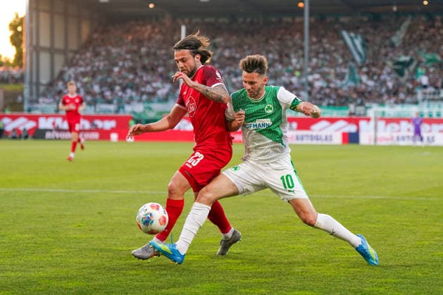 Deutschland: Fussball 2. Bundesliga Relegation 2025 - 2026 - SpVgg Greuther-Fürth vs Rot-Weiss Essen - Sportpark Ronhof I Thomas Sommer (Fürth): Branimir Hrgota (SpVgg Greuther Fürth, 10) JosÃ -Enrique Rios-Alonso Jose-Enrique Rios-Alonso (Rot-Weiss Essen, 23) im Zweikampf Copyright: xJOERANxSTEINSIEKx