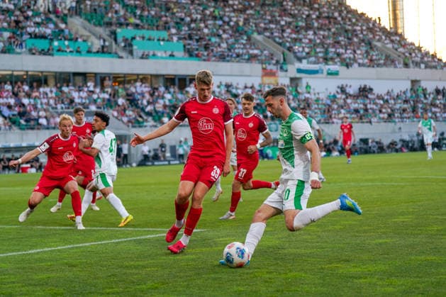 Deutschland: Fussball 2. Bundesliga Relegation 2025 - 2026 - SpVgg Greuther-Fürth vs Rot-Weiss Essen - Sportpark Ronhof I Thomas Sommer (Fürth): Branimir Hrgota (SpVgg Greuther Fürth, 10) Tobias Kraulich (Rot-Weiss Essen, 33) Copyright: xJOERANxSTEINSIEKx