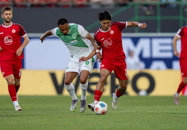 Zweikampf zwischen: duel between: Sacha Banse (SpVgg Greuther Fuerth, 6) und Kaito Mizuta (Rot-Weiss Essen, 24) SpVgg Greuther Fürth - Rot Weiss Essen, Fussball, Relegation zur 2. Bundesliga Rückspiel, Sportpark Ronhof, Fürth DFL regulations prohibit any use of photographs as image sequences and or quasi-video. Copyright: HMBxMedia xMarcoxBader