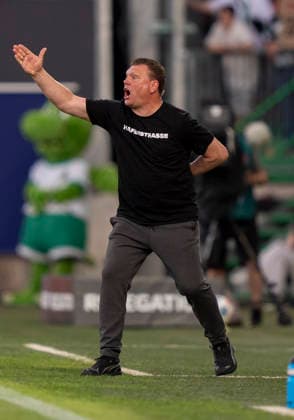 Uwe Koschinat (Rot-Weiss Essen, Trainer, Coach) Gestik, gestikulierend, gesture, gesturing SpVgg Greuther Fürth - Rot Weiss Essen, Fussball, Relegation zur 2. Bundesliga Rückspiel, Sportpark Ronhof, Fürth DFL regulations prohibit any use of photographs as image sequences and or quasi-video. Copyright: HMBxMedia xMarcoxBader