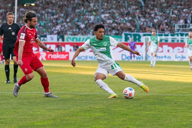 Deutschland: Fussball 2. Bundesliga Relegation 2025 - 2026 - SpVgg Greuther-Fürth vs Rot-Weiss Essen - Sportpark Ronhof I Thomas Sommer (Fürth): Sayf Ltaief (SpVgg Greuther Fürth, 47) Torschuss Copyright: xJOERANxSTEINSIEKx