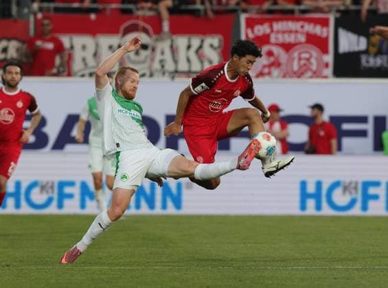 26.05.2026 - Fussball - Saison 2025 2026 - Relegation 2. Fussball Bundesliga - Rückspiel: SpVgg Greuther Fürth ( Kleeblatt ) - Rot Weiss Essen RWE - Sportfoto Zink DaMa - xdaxmax - DFL regulations prohibit any use of photographs as image sequences and or quasi-video - only for editorial use - Paul Will (13, SpVgg Greuther Fürth ) Kaito Mizuta (24, Rot-Weiss Essen )