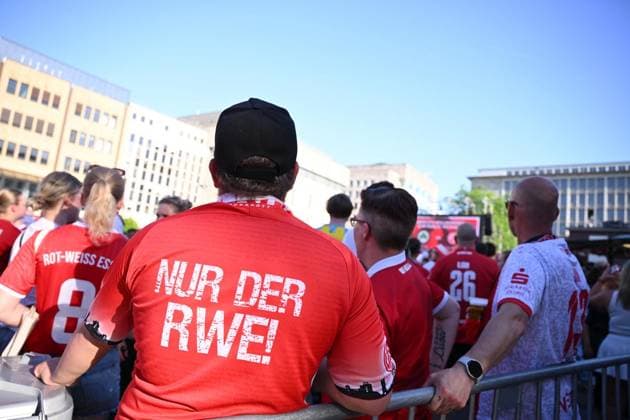 Public Viewing Relegation Rot-Weiss Essen ** NUR FÜR REDAKTIONELLE ZWECKE ** EDITORIAL USE ONLY **<p>Public Viewing SpVgg Greuther Fürth gegen Rot-Weiss Essen auf dem Kennedyplatz, am 26.05.2026 in Essen. Rückspiel der Relegation zur 2. Bundesliga, SpVgg Greuther Fürth gegen Rot-Weiss Essen. Deutschland NRW Essen Copyright: SocratesxTassos