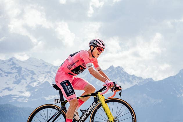 2026 Giro d Italia Stage 16 Picture by Zac Williams SWpix.com - 26 05 2026 - Cycling - 2026 Giro d Italia - Stage 16 - Bellinzona to Cari - Jonas Vingegaard, Visma Lease a Bike. Copyright: x xSWpix.comx(t axPhotographyxHubxLtd)xZacxWilliams SWpix.comx SWP-2645