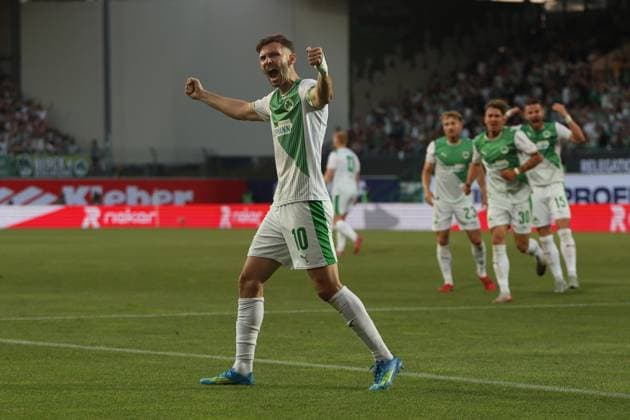 Branimir Hrgota ( 10; SpVgg Greuther Fürth) reißt jubelnd beide Fäuste in die Höhe und schreit seine Freude heraus. Im Hintergrund laufen Mitspieler der SpVgg Greuther Fürth, darunter 23 und 30, zum Torschützen. Branimir Hrgota ( 10; SpVgg Greuther Fürth) bejubelt Torerfolg