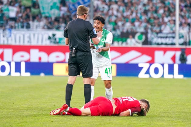 Deutschland: Fussball 2. Bundesliga Relegation 2025 - 2026 - SpVgg Greuther-Fürth vs Rot-Weiss Essen - Sportpark Ronhof I Thomas Sommer (Fürth): Sayf Ltaief (SpVgg Greuther Fürth, 47) Schiedsrichter Robert Schröder (Hannover) Copyright: xJOERANxSTEINSIEKx