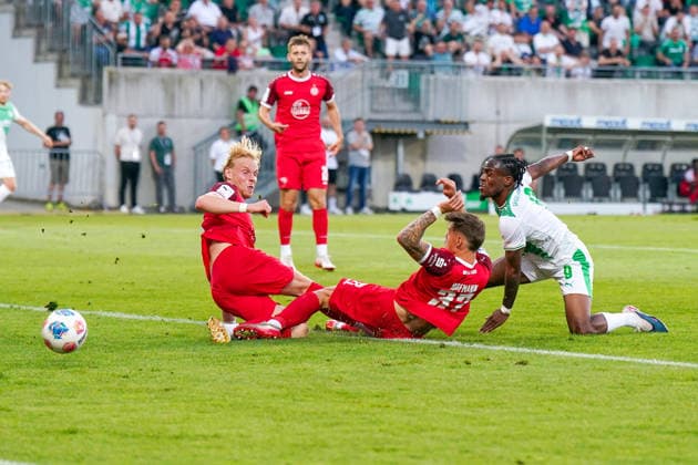 Deutschland: Fussball 2. Bundesliga Relegation 2025 - 2026 - SpVgg Greuther-Fürth vs Rot-Weiss Essen - Sportpark Ronhof I Thomas Sommer (Fürth): Tor und Torjubel zum 1:0 durch Noel Futkeu (SpVgg Greuther Fürth, 9) Freude, Emotionen, Jubel Copyright: xJOERANxSTEINSIEKx