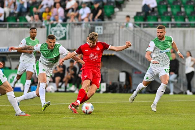 Relagation 2.Bundesliga: SpVgg Greuther Fürth - Rot-Weiss Essen; 26.05.2026 FÜRTH, GERMANY - 26. MAI: im Duell Phillipp ZIEREIS (SpVgg Greuther Fuerth 4) und Fianluca SWAJKOWSKI (Rot-Weiss Essen 39) während dem Match zwischen der SpVgg Greuther Fürth und Rot-Weiss Essen beim Rückspiel der Relegation zur 2. Bundesliga im Sportpark Ronhof DFL REGULATIONS PROHIBIT ANY USE OF PHOTOGRAPHS AS IMAGE SEQUENCES AND OR QUASI-VIDEO Jan ELVEDI (SpVgg Greuther Fuehrt 15) Copyright: xBEAUTIFULxSPORTS Goldbergx