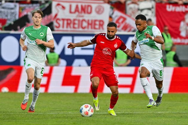 Relagation 2.Bundesliga: SpVgg Greuther Fürth - Rot-Weiss Essen; 26.05.2026 FÜRTH, GERMANY - 26. MAI: im Duell Ramien SAFI (Rot-Weiss Essen 7) und Sacha BANSE (SpVgg Greuther Fuehrt 6) während dem Match zwischen der SpVgg Greuther Fürth und Rot-Weiss Essen beim Rückspiel der Relegation zur 2. Bundesliga im Sportpark Ronhof DFL REGULATIONS PROHIBIT ANY USE OF PHOTOGRAPHS AS IMAGE SEQUENCES AND OR QUASI-VIDEO Copyright: xBEAUTIFULxSPORTS Goldbergx