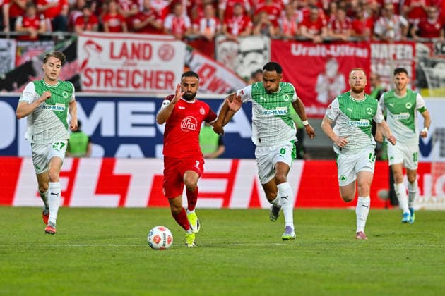 Relagation 2.Bundesliga: SpVgg Greuther Fürth - Rot-Weiss Essen; 26.05.2026 FÜRTH, GERMANY - 26. MAI: im Duell Ramien SAFI (Rot-Weiss Essen 7) und Sacha BANSE (SpVgg Greuther Fuehrt 6) während dem Match zwischen der SpVgg Greuther Fürth und Rot-Weiss Essen beim Rückspiel der Relegation zur 2. Bundesliga im Sportpark Ronhof DFL REGULATIONS PROHIBIT ANY USE OF PHOTOGRAPHS AS IMAGE SEQUENCES AND OR QUASI-VIDEO Copyright: xBEAUTIFULxSPORTS Goldbergx