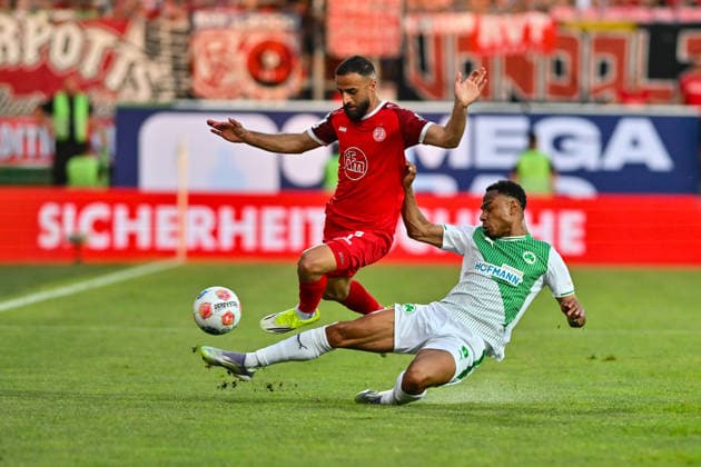 Relagation 2.Bundesliga: SpVgg Greuther Fürth - Rot-Weiss Essen; 26.05.2026 FÜRTH, GERMANY - 26. MAI: im Duell Ramien SAFI (Rot-Weiss Essen 7) und Sacha BANSE (SpVgg Greuther Fuehrt 6) während dem Match zwischen der SpVgg Greuther Fürth und Rot-Weiss Essen beim Rückspiel der Relegation zur 2. Bundesliga im Sportpark Ronhof DFL REGULATIONS PROHIBIT ANY USE OF PHOTOGRAPHS AS IMAGE SEQUENCES AND OR QUASI-VIDEO Copyright: xBEAUTIFULxSPORTS Goldbergx