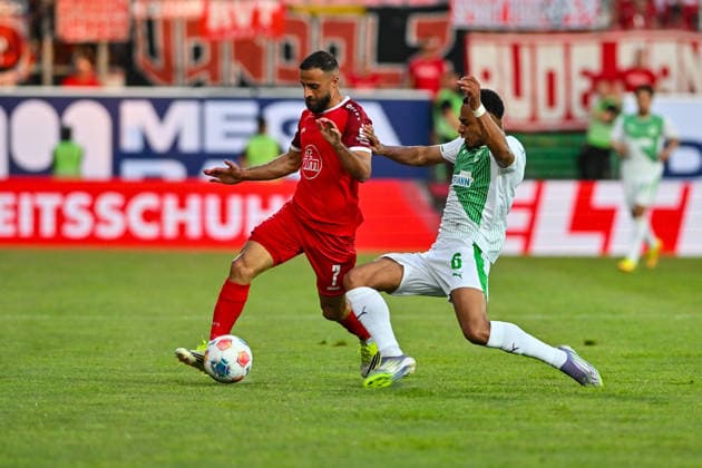Relagation 2.Bundesliga: SpVgg Greuther Fürth - Rot-Weiss Essen; 26.05.2026 FÜRTH, GERMANY - 26. MAI: im Duell Ramien SAFI (Rot-Weiss Essen 7) und Sacha BANSE (SpVgg Greuther Fuehrt 6) während dem Match zwischen der SpVgg Greuther Fürth und Rot-Weiss Essen beim Rückspiel der Relegation zur 2. Bundesliga im Sportpark Ronhof DFL REGULATIONS PROHIBIT ANY USE OF PHOTOGRAPHS AS IMAGE SEQUENCES AND OR QUASI-VIDEO Copyright: xBEAUTIFULxSPORTS Goldbergx