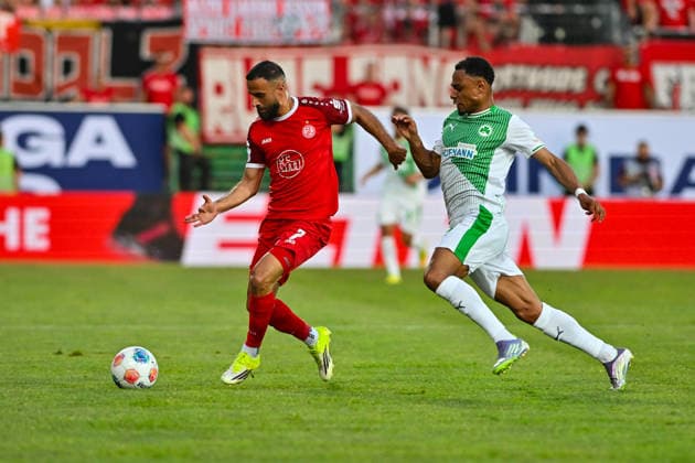 Relagation 2.Bundesliga: SpVgg Greuther Fürth - Rot-Weiss Essen; 26.05.2026 FÜRTH, GERMANY - 26. MAI: im Duell Ramien SAFI (Rot-Weiss Essen 7) und Sacha BANSE (SpVgg Greuther Fuehrt 6) während dem Match zwischen der SpVgg Greuther Fürth und Rot-Weiss Essen beim Rückspiel der Relegation zur 2. Bundesliga im Sportpark Ronhof DFL REGULATIONS PROHIBIT ANY USE OF PHOTOGRAPHS AS IMAGE SEQUENCES AND OR QUASI-VIDEO Copyright: xBEAUTIFULxSPORTS Goldbergx
