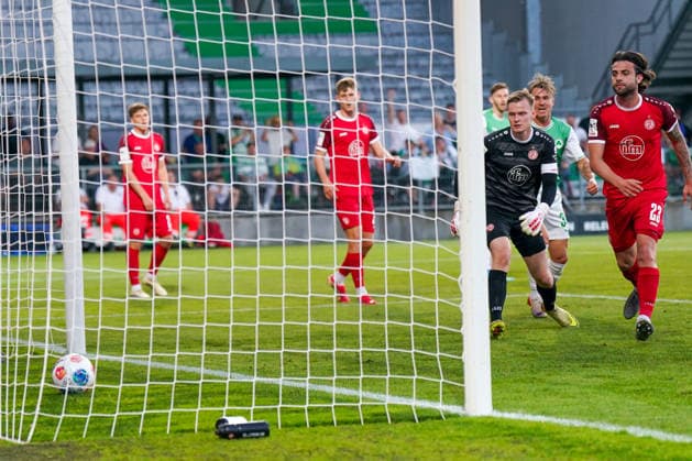 Deutschland: Fussball 2. Bundesliga Relegation 2025 - 2026 - SpVgg Greuther-Fürth vs Rot-Weiss Essen - Sportpark Ronhof I Thomas Sommer (Fürth): Tor und Torschuss zum 1:0 durch Noel Futkeu (SpVgg Greuther Fürth, 9) Ball im Tor, Jakob Golz (Rot-Weiss Essen, 1) kann nur dem Ball nachblicken Copyright: xJOERANxSTEINSIEKx