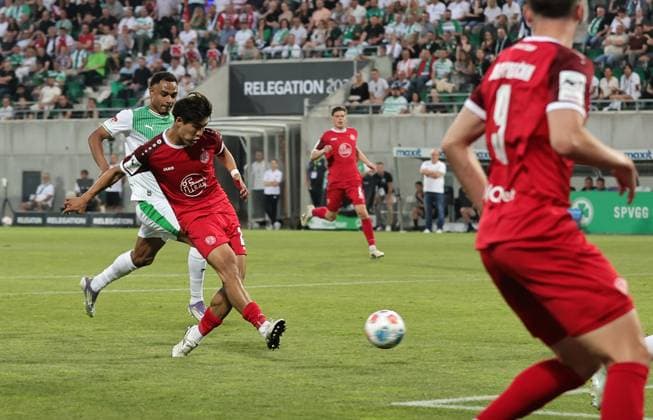 26.05.2026 - Fussball - Saison 2025 2026 - Relegation 2. Fussball Bundesliga - Rückspiel: SpVgg Greuther Fürth ( Kleeblatt ) - Rot Weiss Essen RWE - Sportfoto Zink DaMa - xdaxmax - DFL regulations prohibit any use of photographs as image sequences and or quasi-video - only for editorial use - Kaito Mizuta (24, Rot-Weiss Essen ) mit Torschuss
