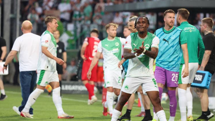 26.05.2026, xrekx, Fussball 2.Bundesliga Relegation, SpVgg Greuther Fuerth - Rot-Weiss Essen v.l. Torjubel nach dem Tor zum celebrating the goal celebrate 1:0 durch Noel Futkeu (SpVgg Greuther Fuerth) Trinkpause, feuert die Fans an (DFL DFB REGULATIONS PROHIBIT ANY USE OF PHOTOGRAPHS as IMAGE SEQUENCES and or QUASI-VIDEO) Fuerth