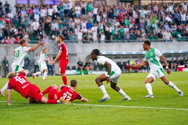 Deutschland: Fussball 2. Bundesliga Relegation 2025 - 2026 - SpVgg Greuther-Fürth vs Rot-Weiss Essen - Sportpark Ronhof I Thomas Sommer (Fürth): Tor und Torjubel zum 1:0 durch Noel Futkeu (SpVgg Greuther Fürth, 9) Freude, Emotionen, Jubel Copyright: xJOERANxSTEINSIEKx