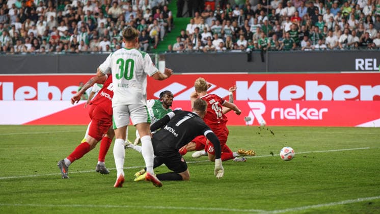 Relegation, SpVgg Greuther Fuerth vs. Rot-Weiss Essen Football, 2nd Bundesliga Relegation, SpVgg Greuther Fuerth vs. Rot-Weiss Essen 26 May 2026 Sportpark Ronhof Thomas Sommer, Fuerth, Germany Image: (fLTR) Felix Klaus (Fürth) with a backwards pass to Noel Futkeu (Fürth) Futkeu shots in the 1:0 goal to level the series. DFL regulations prohibit any use of photographs as image sequences and or quasi-video. Copyright: xPresseFotoxEvansx xRyanxEvansx