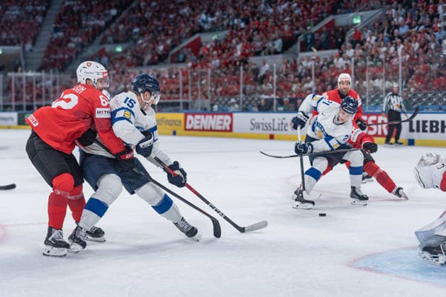 26 05 2026, Zurich, Swiss Life Arena, Ice hockey, Eishockey World Championships: Switzerland - Finland, 15 Anton Lundell (Finland), 62 Denis Malgin (Switzerland) Zurich Swiss Life Arena Zurich Switzerland Copyright: xJustPictures.ch StefanxEmchx jp-de-StEm-DSC0063320260526