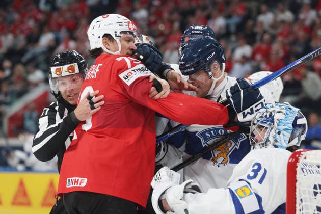 26.05.2026 Swiss Life Arena Zuerich , SCHWEIZ, Herren Eishockey IIHF World Championship, WM, Weltmeisterschaft Zurich 2026 Gruppe A SUI - FIN Calvin Thuerkauf (li,SUI) gegen Mikko Lehtonen (FIN)
