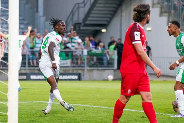 Deutschland: Fussball 2. Bundesliga Relegation 2025 - 2026 - SpVgg Greuther-Fürth vs Rot-Weiss Essen - Sportpark Ronhof I Thomas Sommer (Fürth): Tor und Torjubel zum 1:0 durch Noel Futkeu (SpVgg Greuther Fürth, 9) Freude, Emotionen, Jubel, Mimik, Gesichtsausdruck, Emotion Copyright: xJOERANxSTEINSIEKx