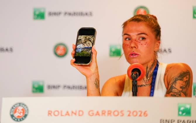 Following her first round win over Russian opponent Elena Pridankina, an emotional Oleksandra Oliynykova shows the gathered press a photograph of bombed out tennis courts in Ukraine, courts on which she used to play as a child French Open Tennis, Day Three, Tennis, Roland Garros, Paris, France - 26 May 2026Paris Roland Garros France EDITORIAL USE ONLY No use with unauthorised audio, video, data, fixture lists, club league logos or live services. Online in-match use limited to 120 images, no video emulation. No use in betting, games or single club league player publications.  Copyright: xJavierxGarcia Shutterstockx 16898258ef