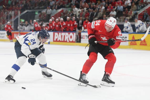 26.05.2026 Swiss Life Arena Zuerich , SCHWEIZ, Herren Eishockey IIHF World Championship, WM, Weltmeisterschaft Zurich 2026 Gruppe A SUI - FIN Hannes Bjoerninen (li,FIN) gegen Attilio Biasca (SUI)