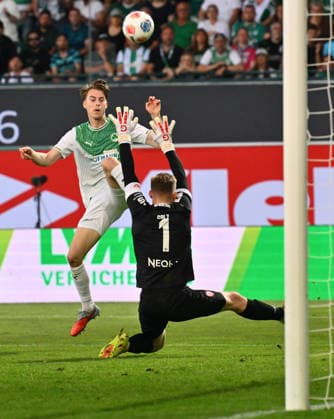 26.05.2026 - Fussball - Saison 2025 2026 - Relegation 2. Fussball Bundesliga - Hinspiel: SpVgg Greuther Fürth ( Kleeblatt ) - Rot Weiss Essen RWE - Sportfoto Zink - xwoxzix - DFL regulations prohibit any use of photographs as image sequences and or quasi-video - only for editorial use - Gian Luca Gian-Luca Itter (27, SpVgg Greuther Fürth ) Jakob Golz (1, Rot-Weiss Essen ) Chance Torchance