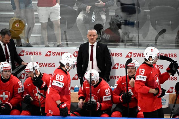 LKS 20260526 Switzerland s head coach Jan Cadieux tends the bench during the 2026 IIHF Ice hockey, Eishockey World Championships preliminary round group A match between Switzerland and Finland in Zurich on May 26, 2026. - RONI REKOMAA Zürich Switzerland qYX-IDovrCs  Copyright: xRonixRekomaax qYX-IDovrCs
