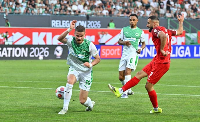 26.05.2026 - Fussball - Saison 2025 2026 - Relegation 2. Fussball Bundesliga - Rückspiel: SpVgg Greuther Fürth ( Kleeblatt ) - Rot Weiss Essen RWE - Sportfoto Zink MeZi - xmexzix - DFL regulations prohibit any use of photographs as image sequences and or quasi-video - only for editorial use - Jan Elvedi (15, SpVgg Greuther Fürth ) Ramien Safi (7, Rot-Weiss Essen, rechts )