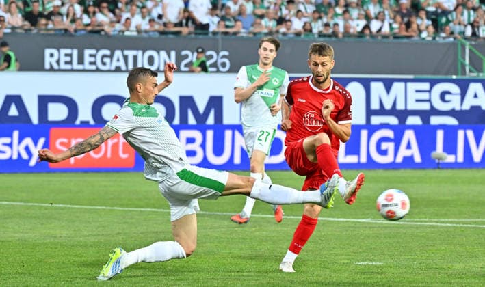 26.05.2026 - Fussball - Saison 2025 2026 - Relegation 2. Fussball Bundesliga - Rückspiel: SpVgg Greuther Fürth ( Kleeblatt ) - Rot Weiss Essen RWE - Sportfoto Zink MeZi - xmexzix - DFL regulations prohibit any use of photographs as image sequences and or quasi-video - only for editorial use - Philipp Ziereis (4, SpVgg Greuther Fürth ) Torben Müsel (26, Rot-Weiss Essen, rechts )